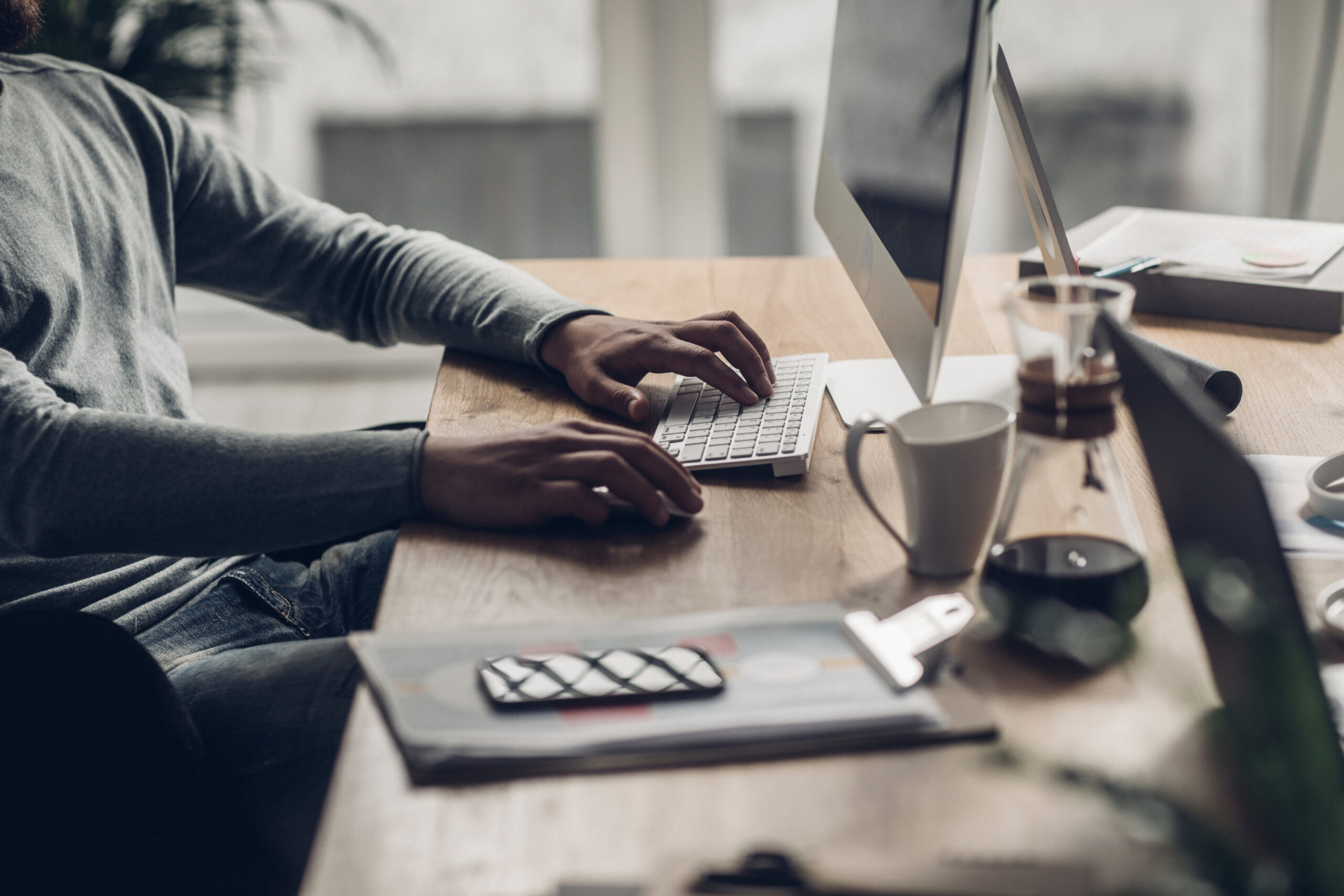 professionnel du graphisme à son poste de travail